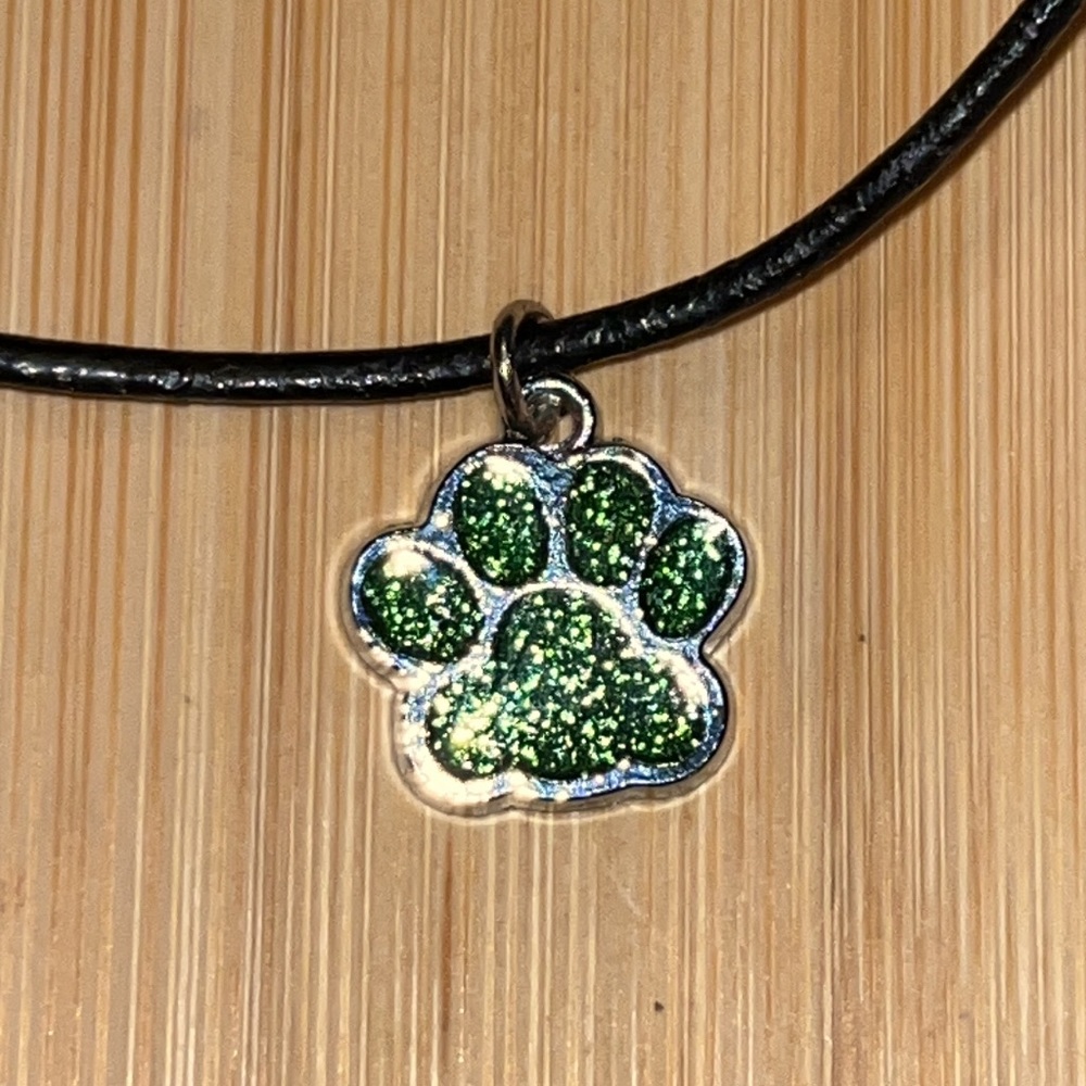 Green sparkle 🐾 paw print charm necklace black leather adj 16-18” NEW